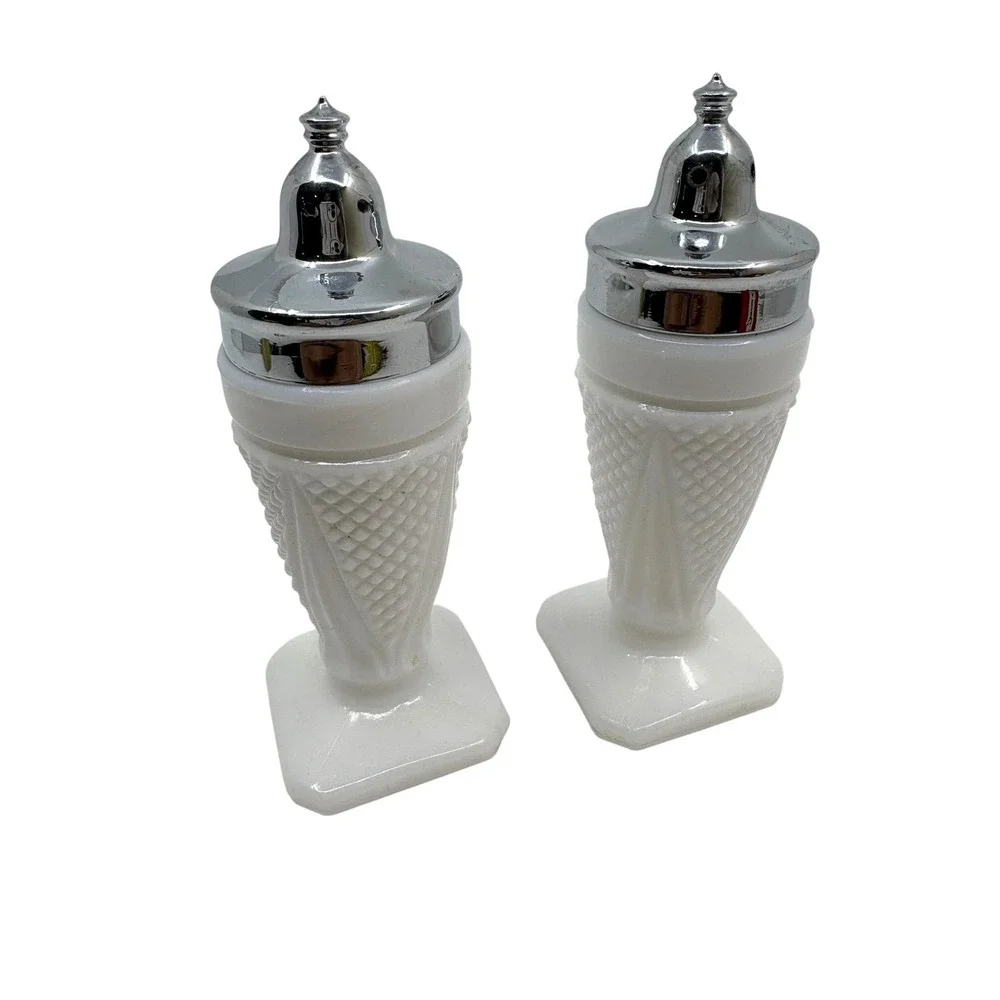 L E Smith Milk Glass EARLY AMERICAN Dart Diamond Salt Pepper Shakers